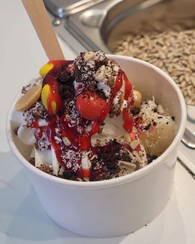 Servierfertiger Frozen Yogurt mit Topping-Auswahl