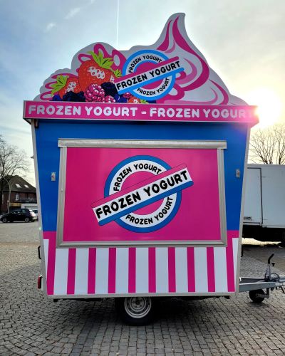 Moderner Frozen-Yogurt-Stand auf einem Event